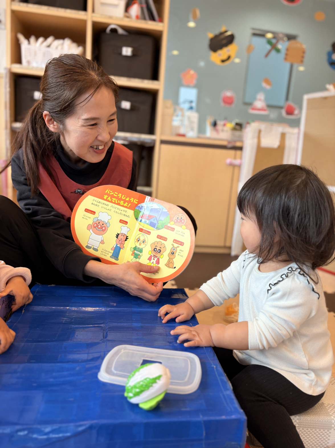 子どもを見守る職員